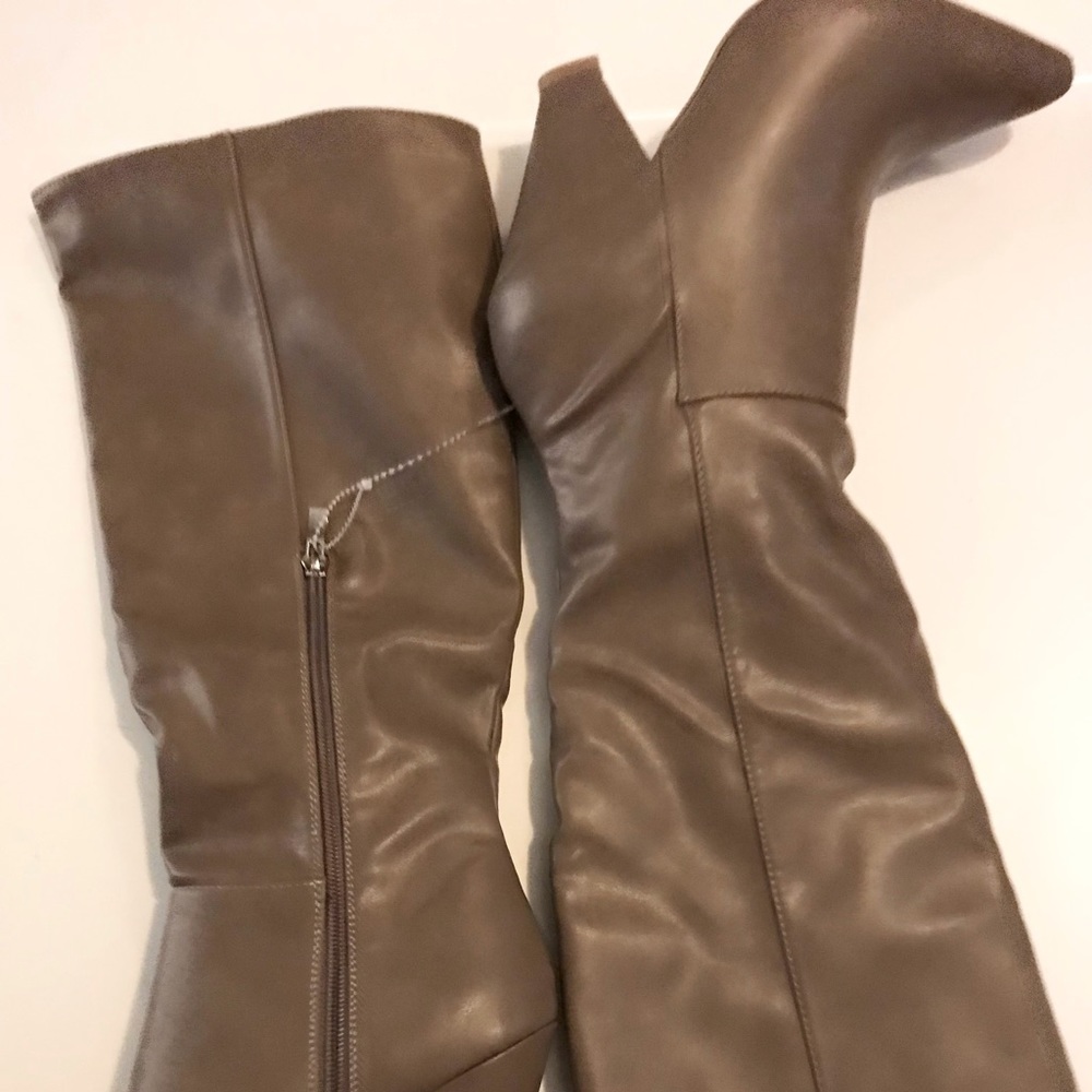 They’re comfortable, never worn , brand new.